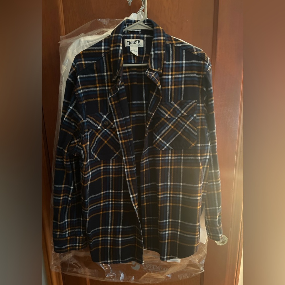 Duluth -Men’s Pre-owned Relaxed Fit
Navy Plaid Flannel Shirt